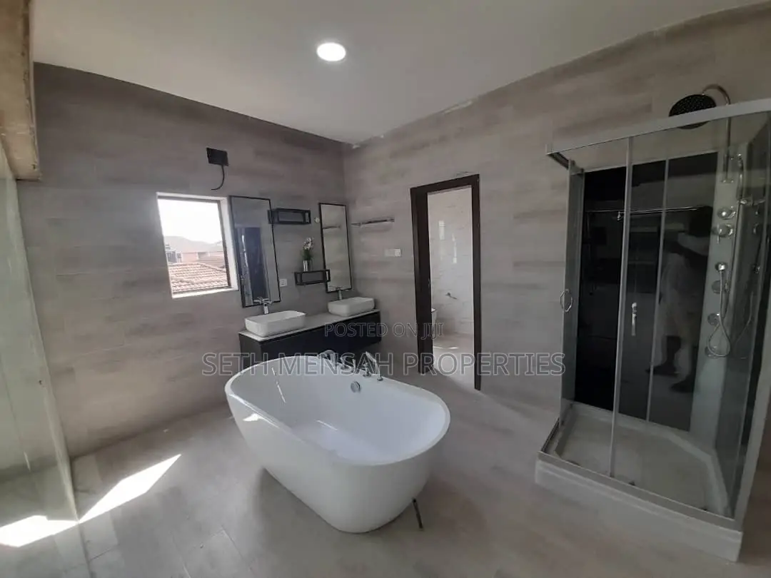 3bdrm House in Skm, Adenta for Sale
