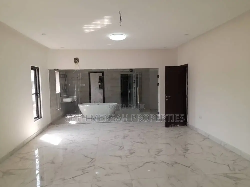 3bdrm House in Skm, Adenta for Sale