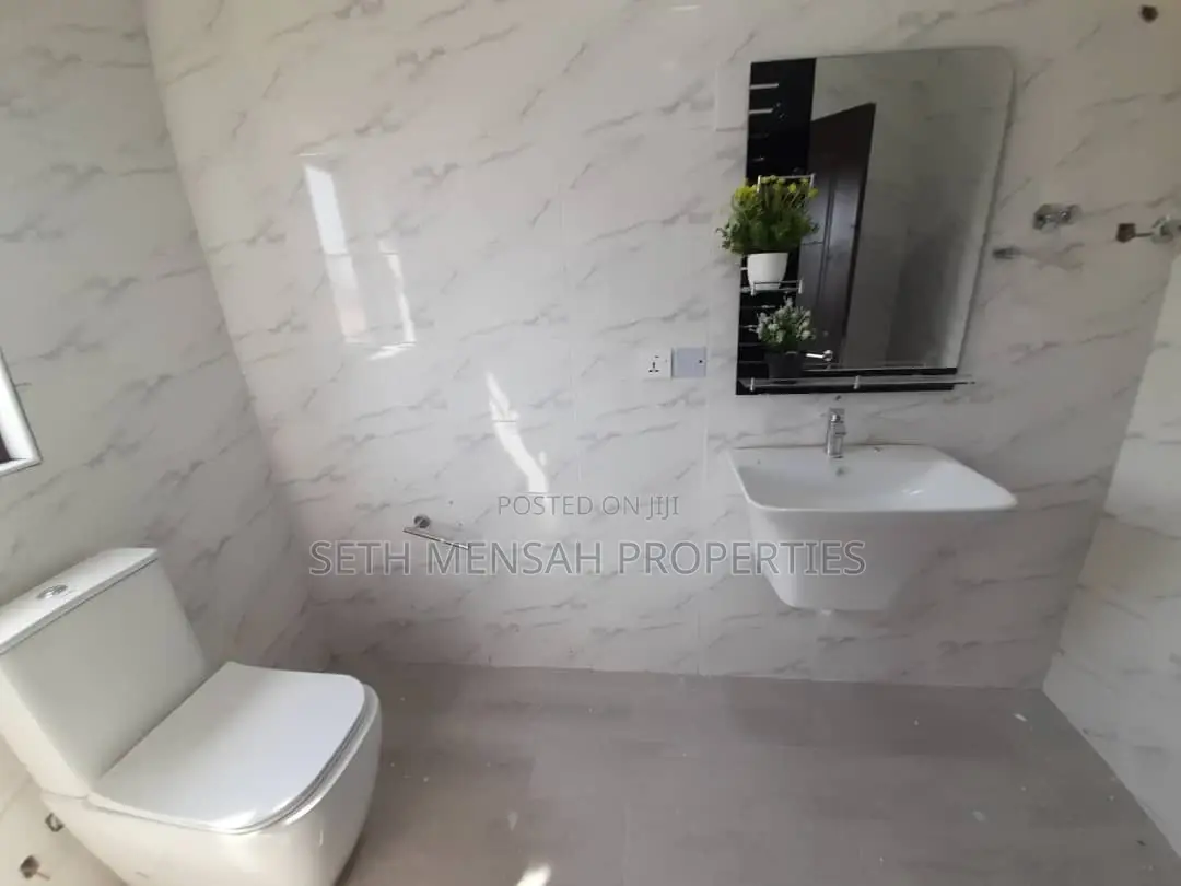 3bdrm House in Skm, Adenta for Sale