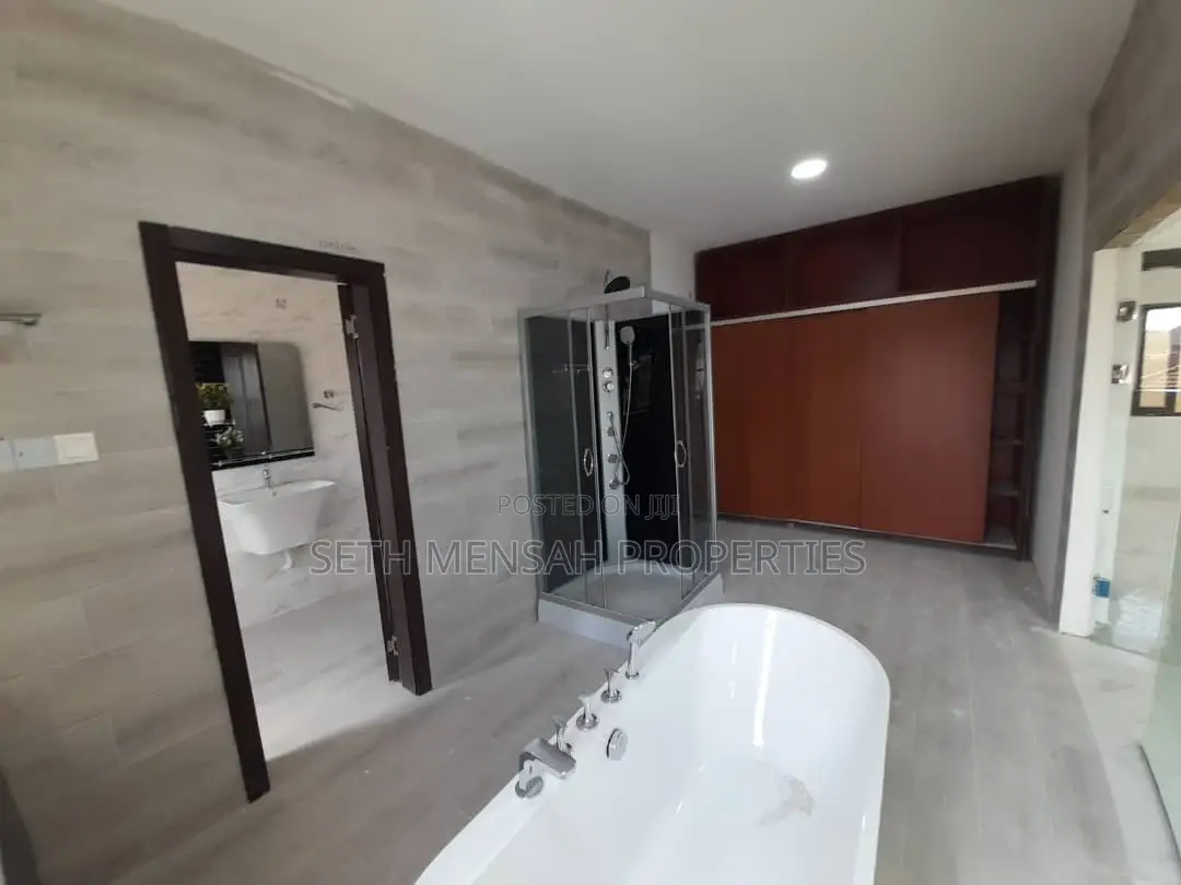 3bdrm House in Skm, Adenta for Sale