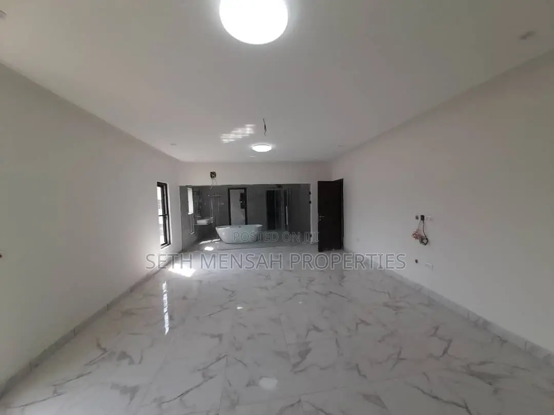 3bdrm House in Skm, Adenta for Sale