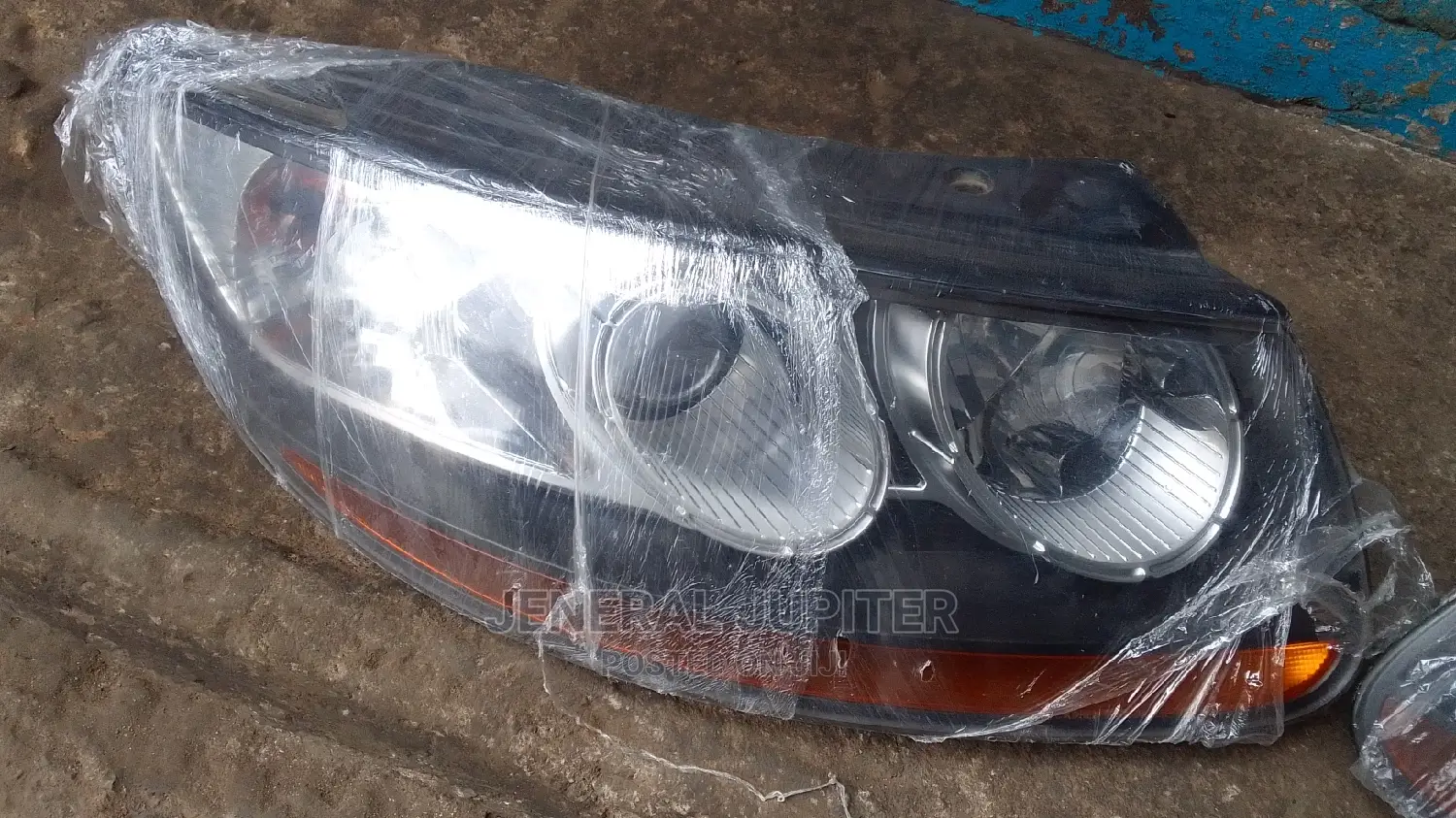 Hyundai Santafe 2008/10 Headlight Pair.