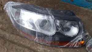 Hyundai Santafe 2008/10 Headlight Pair.