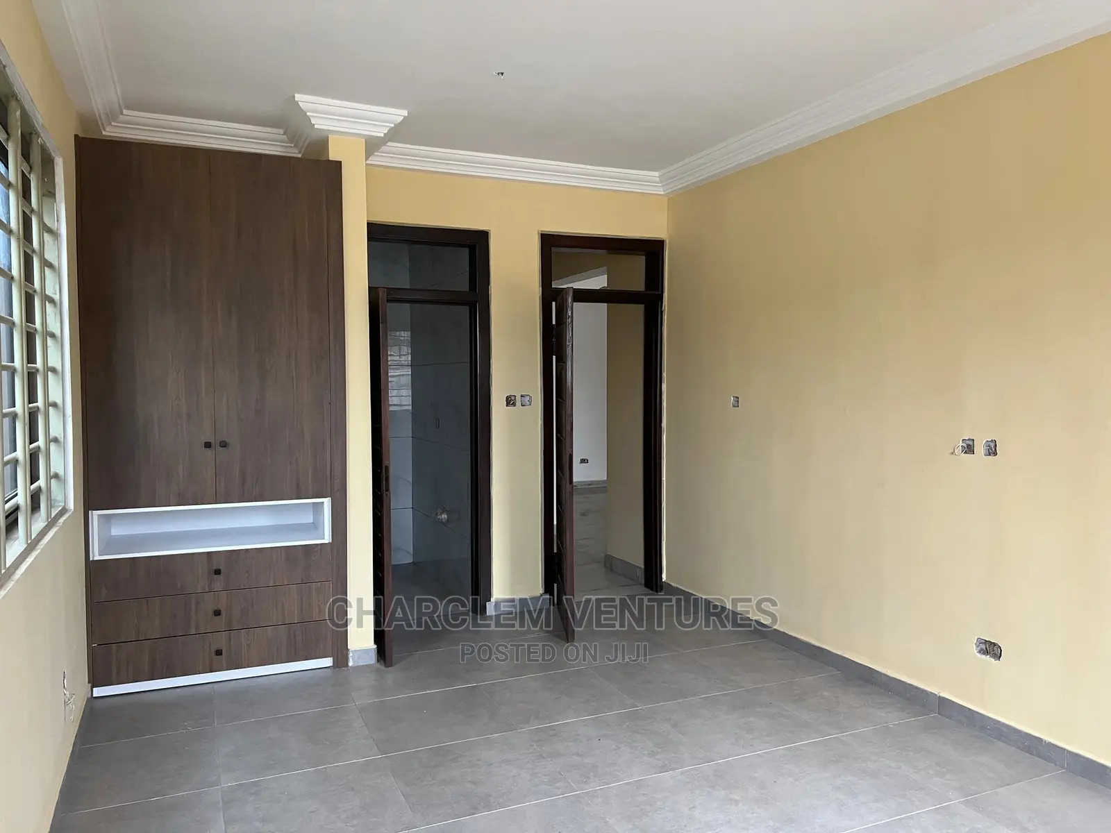 10bdrm Apartment in Oyarifa for Sale