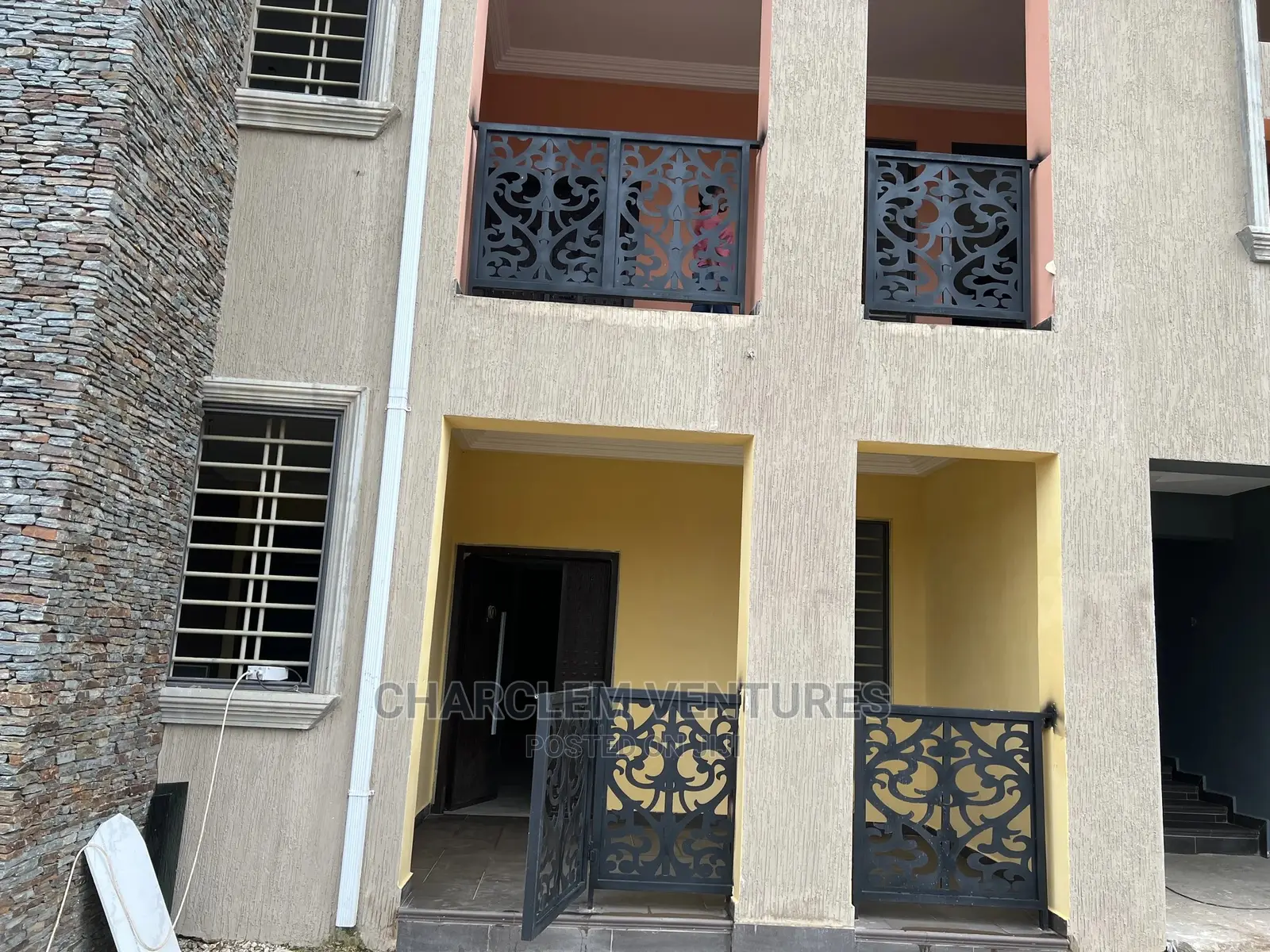 10bdrm Apartment in Oyarifa for Sale
