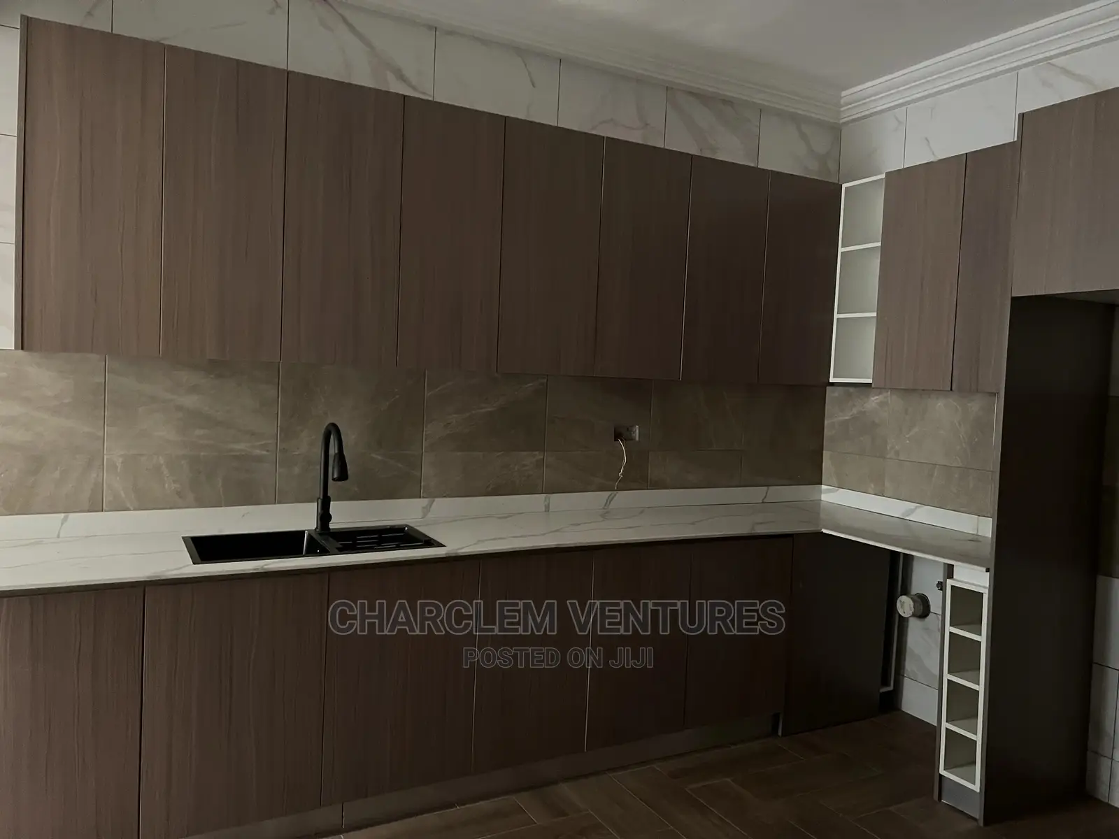 10bdrm Apartment in Oyarifa for Sale