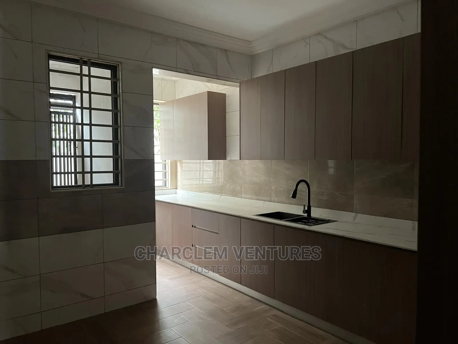 10bdrm Apartment in Oyarifa for Sale