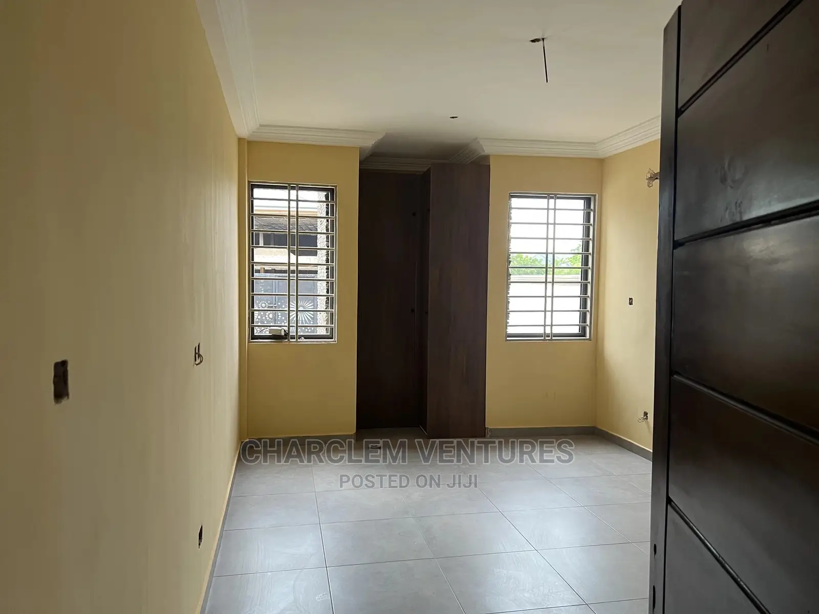 10bdrm Apartment in Oyarifa for Sale