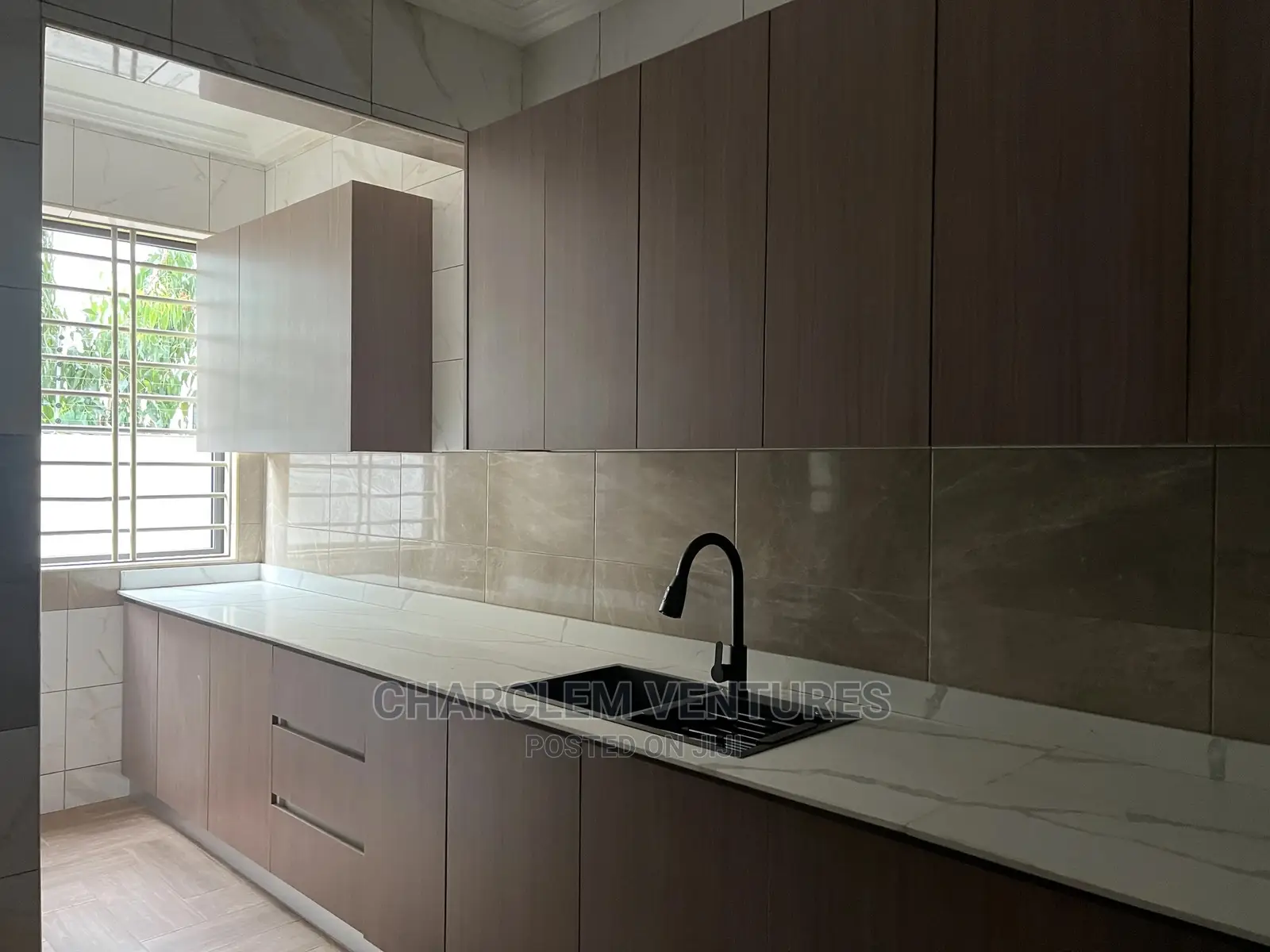 10bdrm Apartment in Oyarifa for Sale