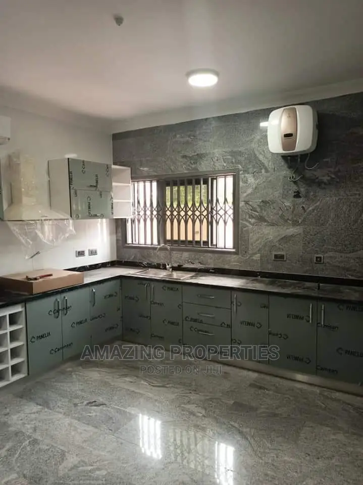 5bdrm House in , a C Mall Area for Rent