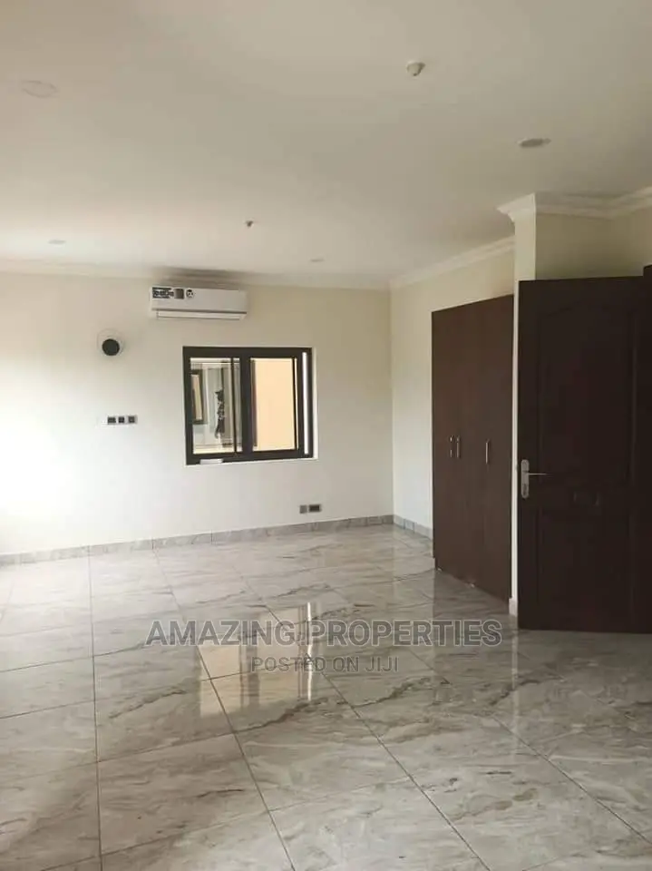 5bdrm House in , a C Mall Area for Rent
