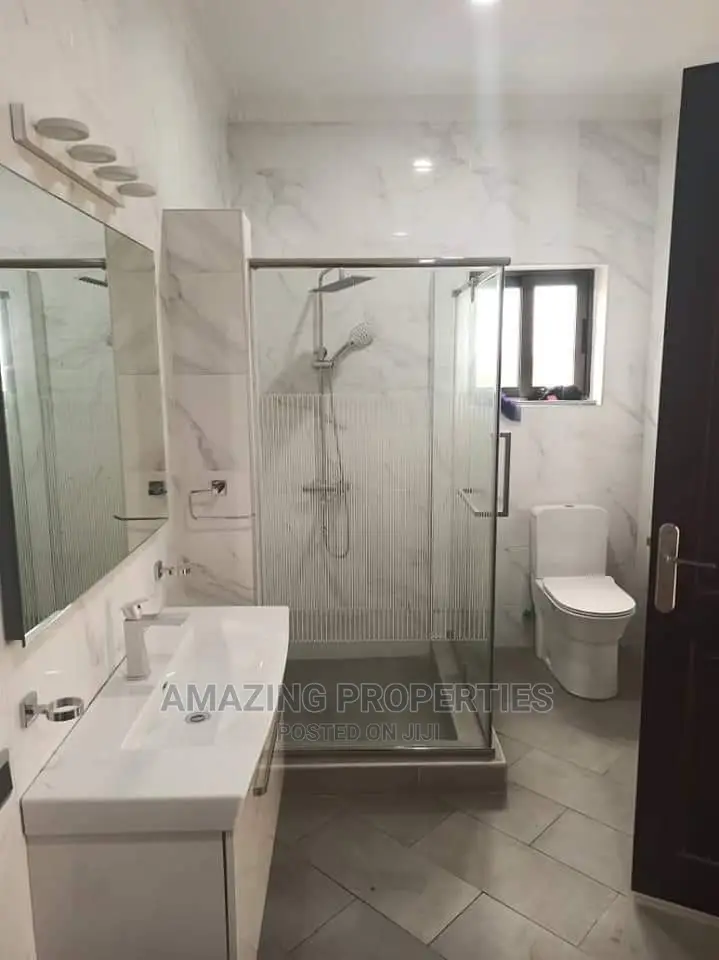 5bdrm House in , a C Mall Area for Rent
