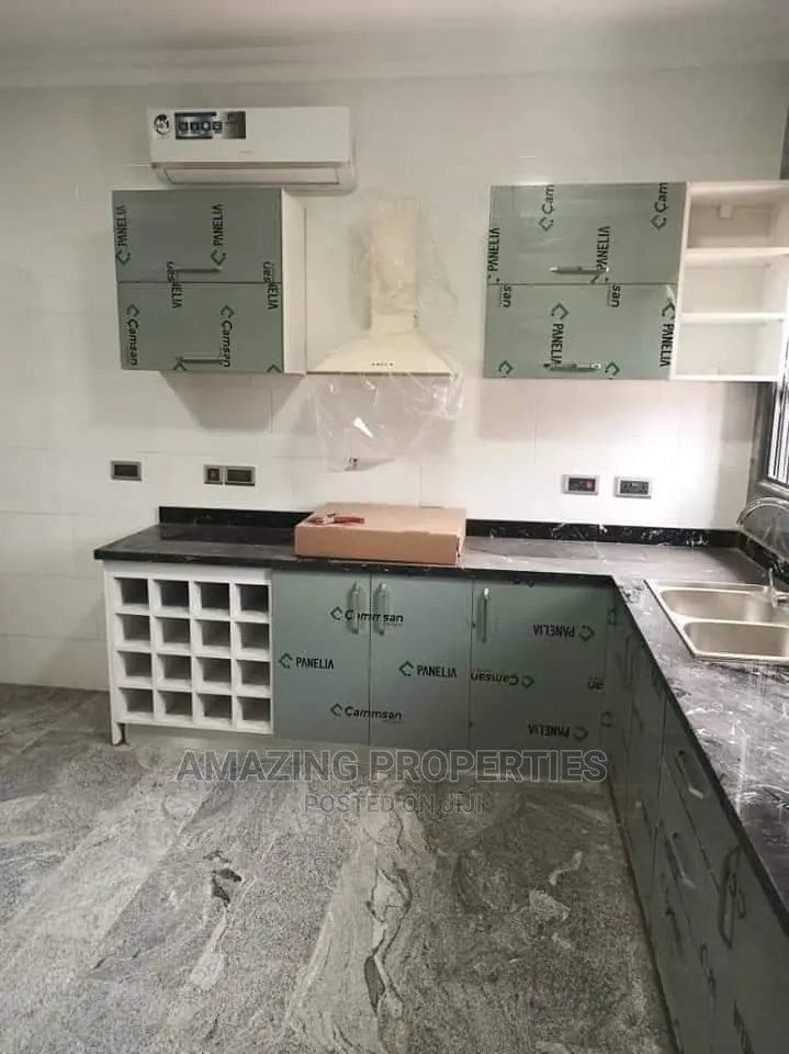 5bdrm House in , a C Mall Area for Rent