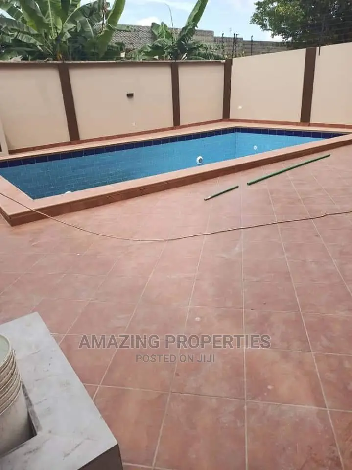 5bdrm House in , a C Mall Area for Rent