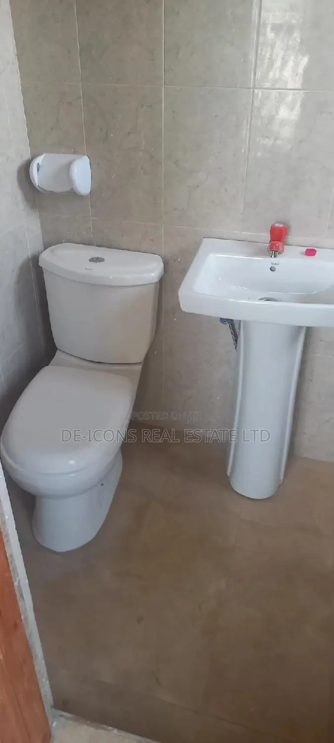 2bdrm Duplex in De-Icons Real Estate, Awutu Senya East Municipal
