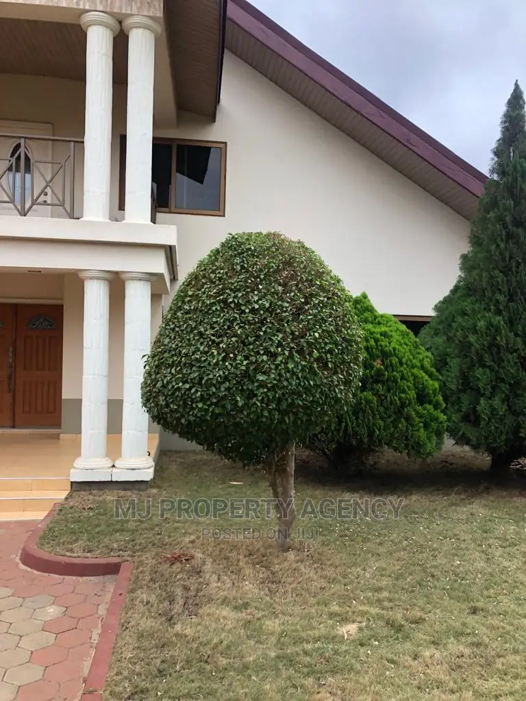 6bdrm House in Community 22, Tema Metropolitan for sale