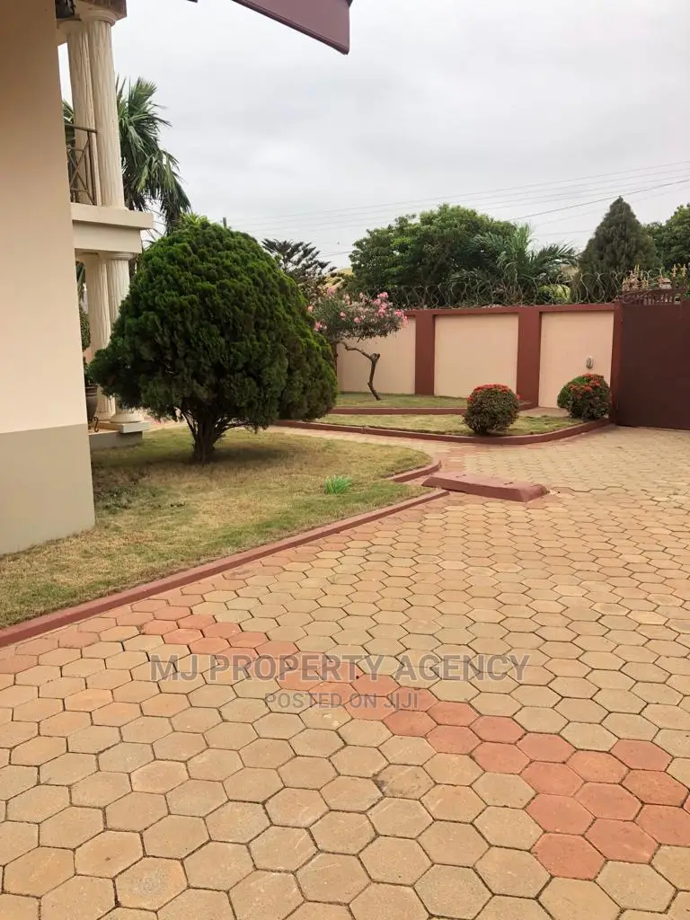 6bdrm House in Community 22, Tema Metropolitan for sale