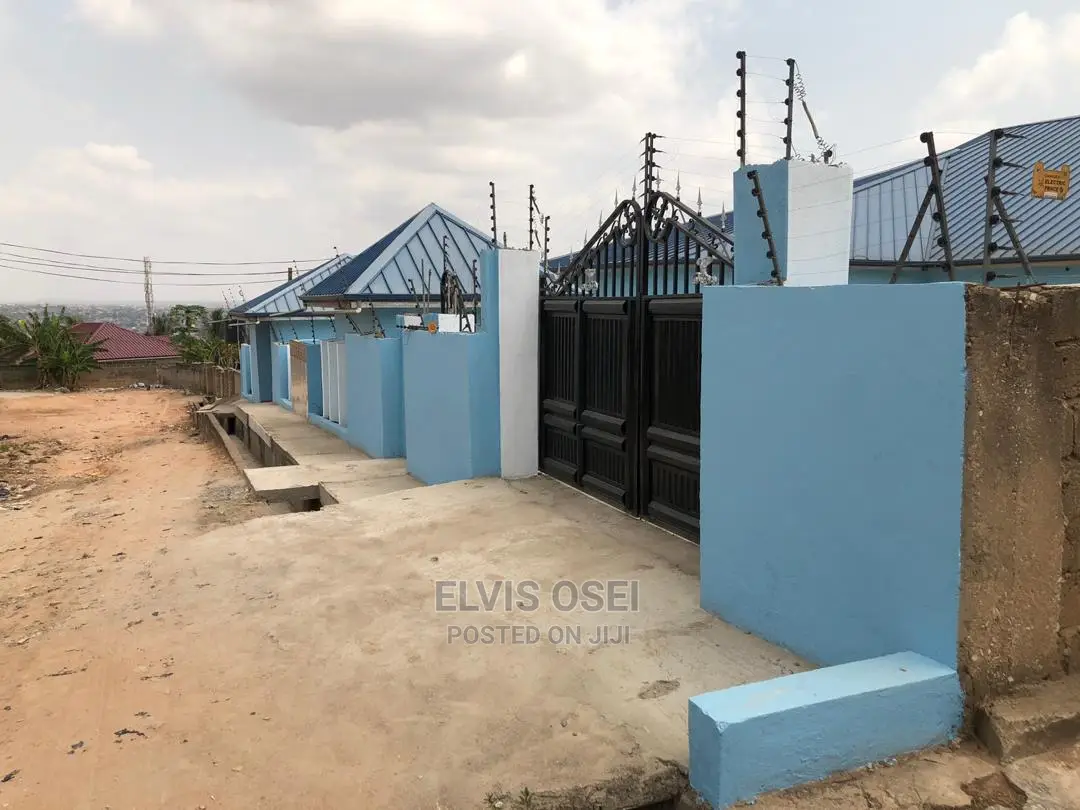 3bdrm House in Sowutuom Last Top, Sowutwuom for Sale
