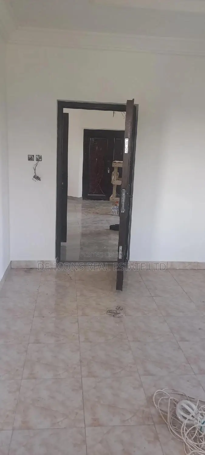 1bdrm Duplex in De-Icons Real Estate, Awutu Senya East Municipal