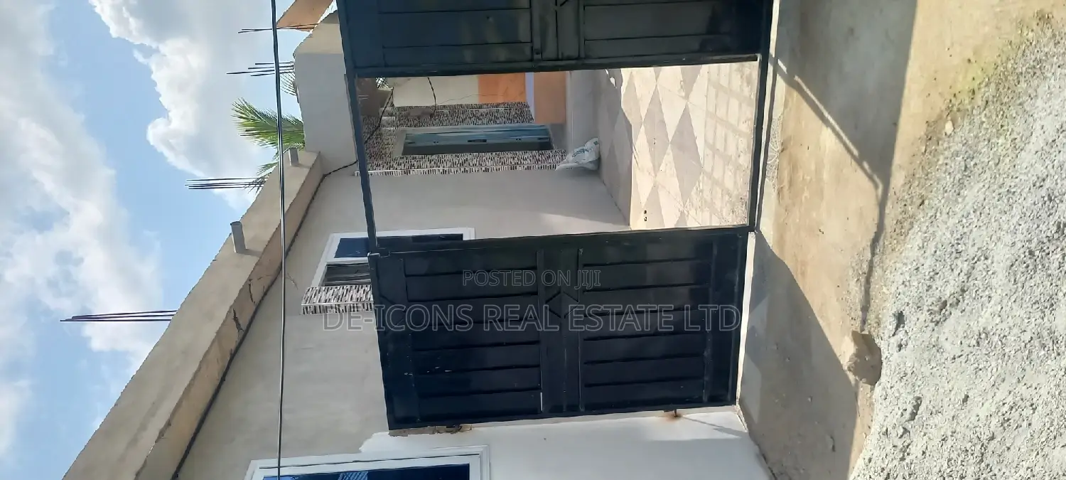 3bdrm Mansion in De-Icons Real Estate, Awutu Senya East Municipal