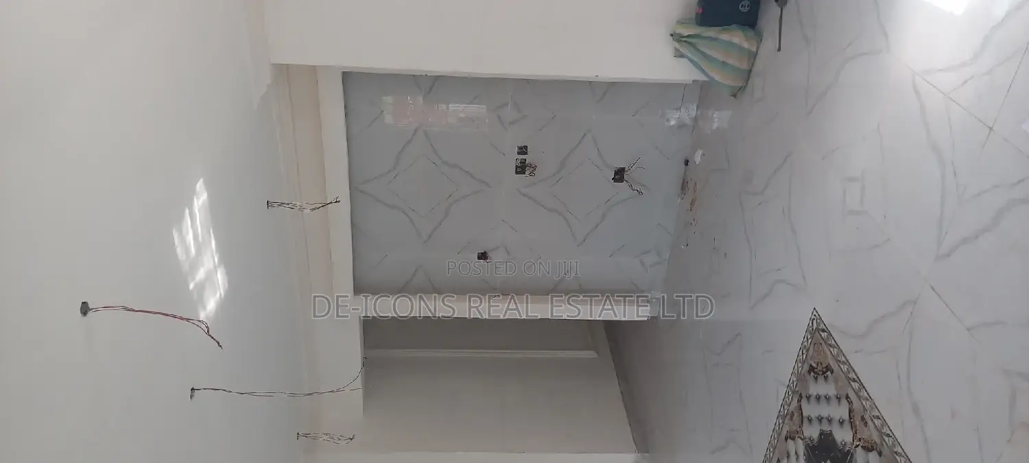 3bdrm Mansion in De-Icons Real Estate, Awutu Senya East Municipal