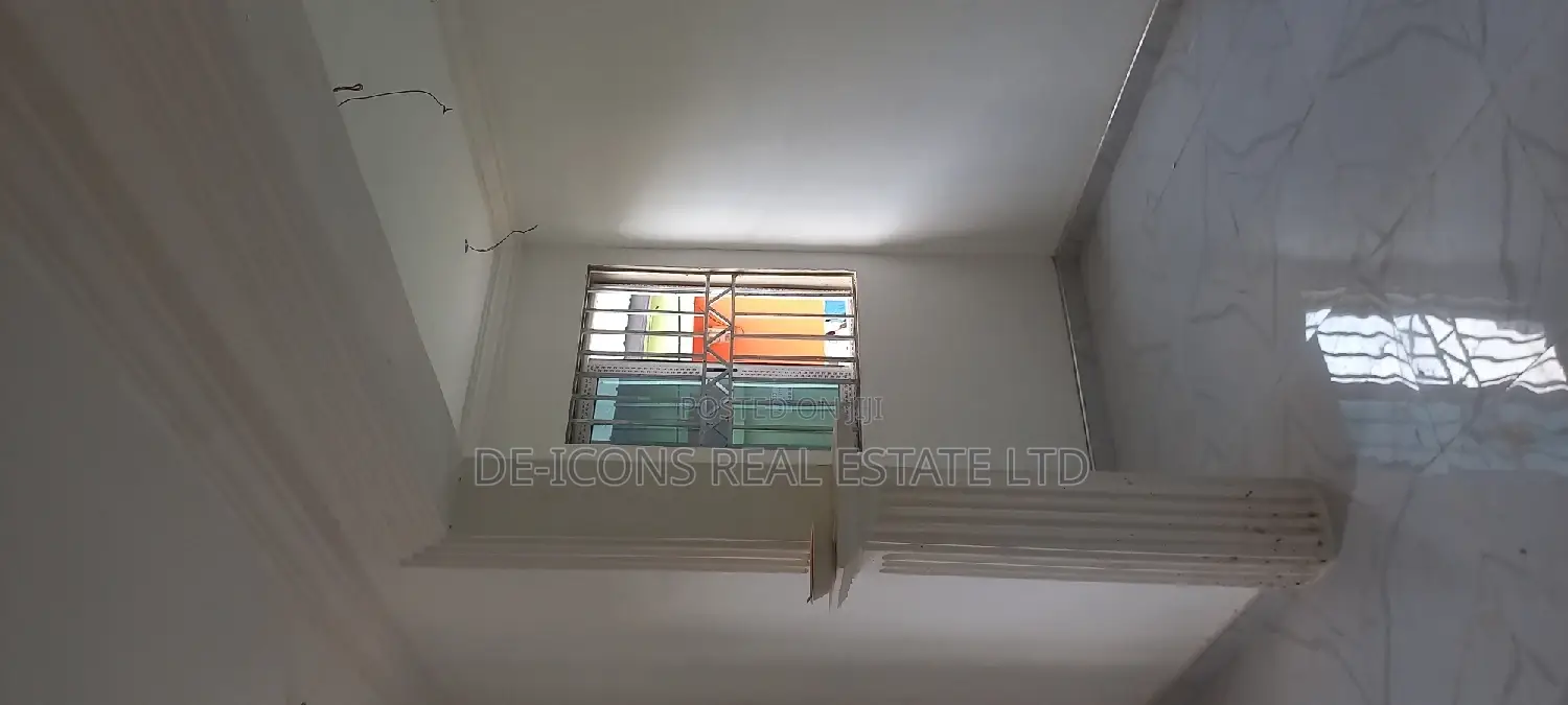 3bdrm Mansion in De-Icons Real Estate, Awutu Senya East Municipal