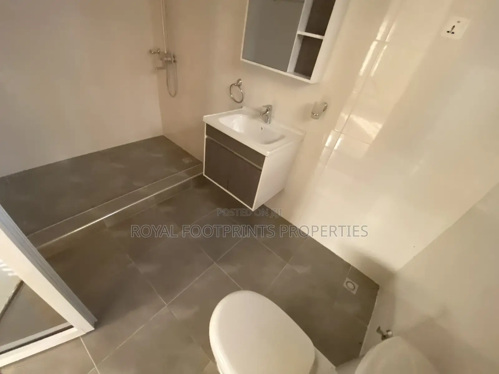 3bdrm House in Royal Footprints, Lake Side Estate for sale