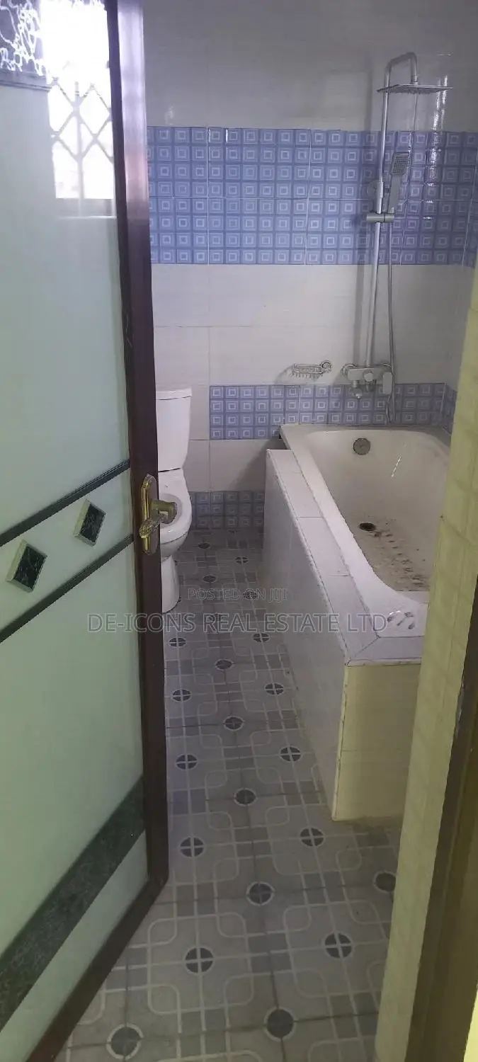 3bdrm Duplex in De-Icons Real Estate, Awutu Senya East Municipal