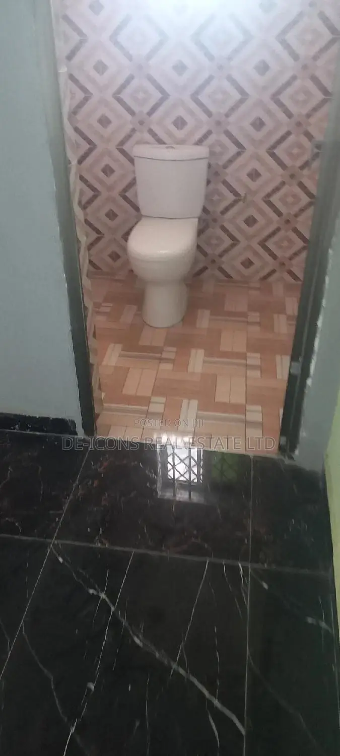 3bdrm Duplex in De-Icons Real Estate, Awutu Senya East Municipal