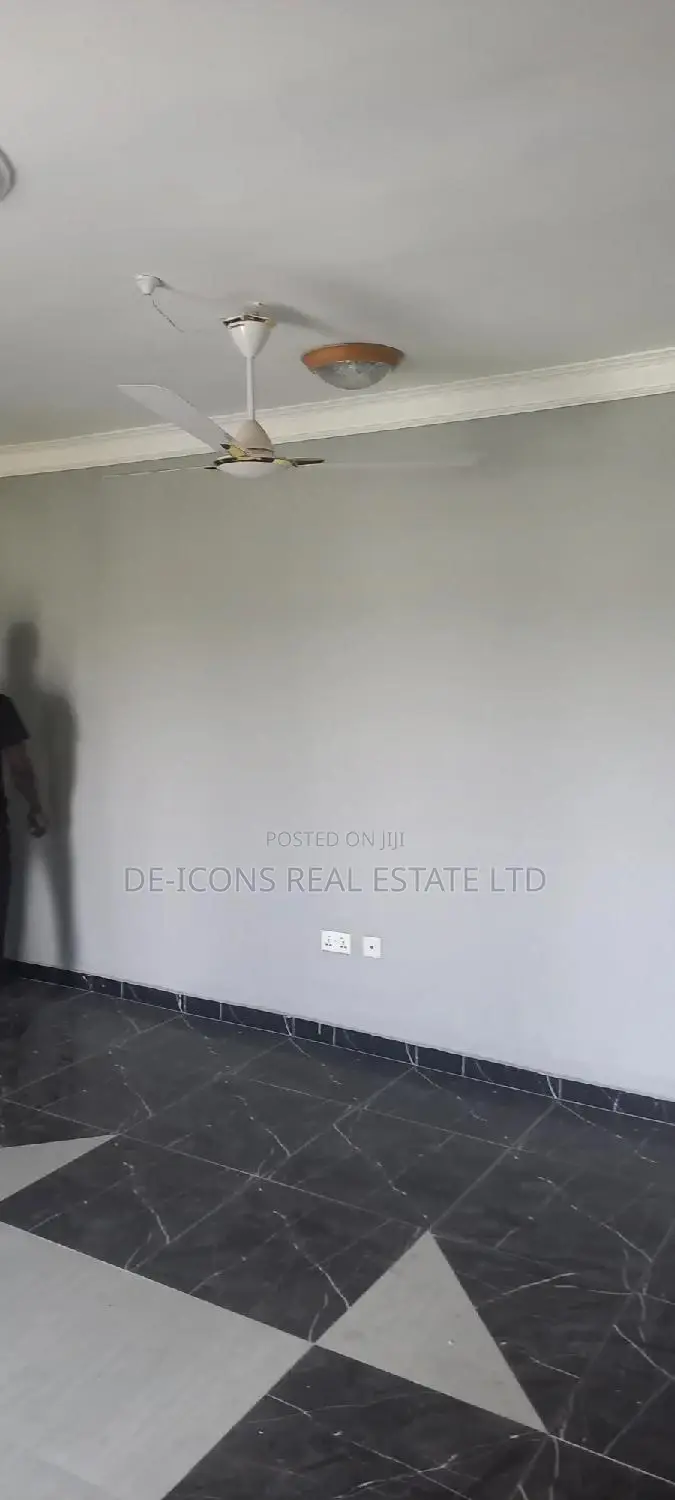 3bdrm Duplex in De-Icons Real Estate, Awutu Senya East Municipal