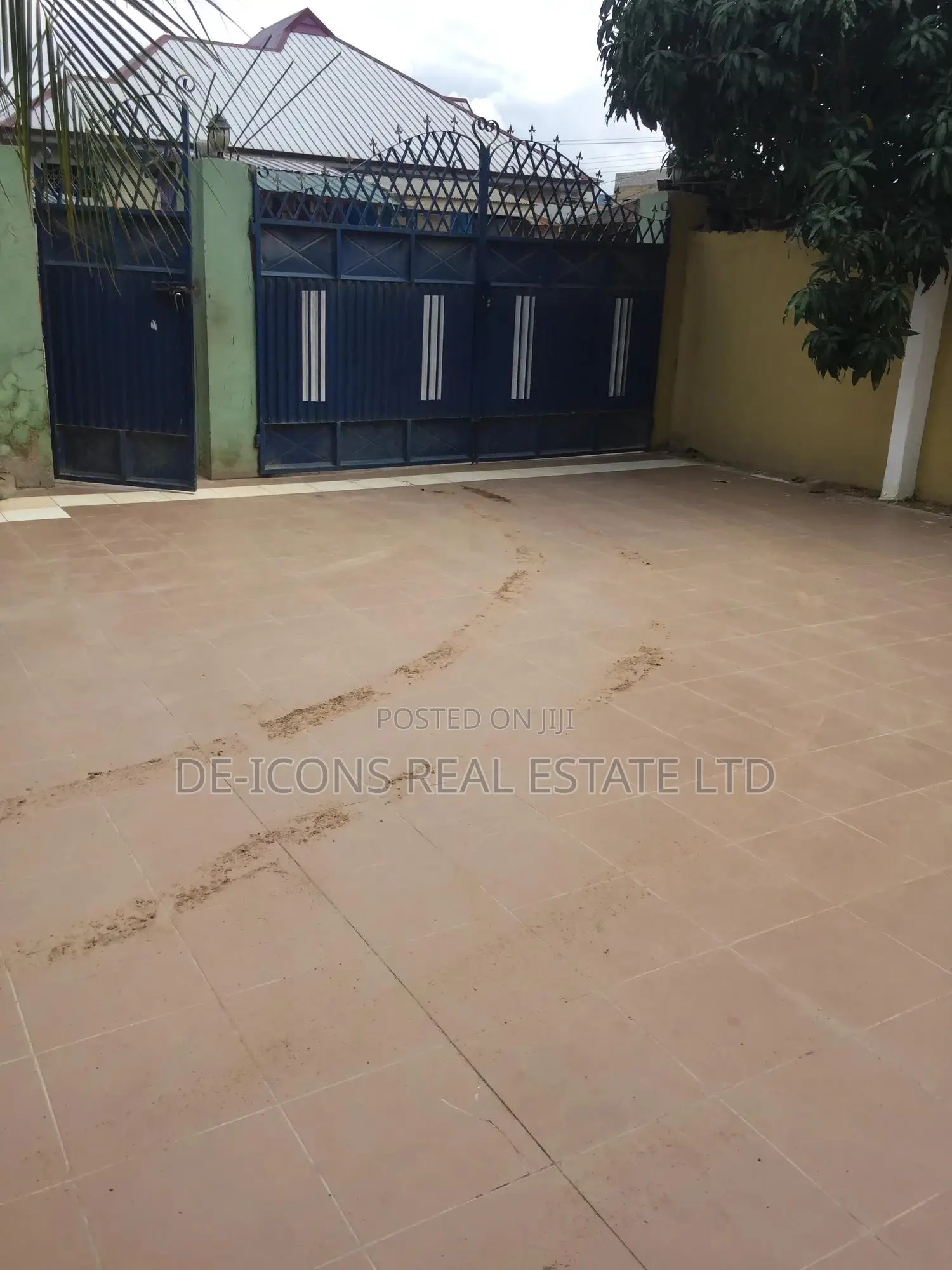 3bdrm Duplex in De-Icons Real, Awutu Senya East Municipal for rent