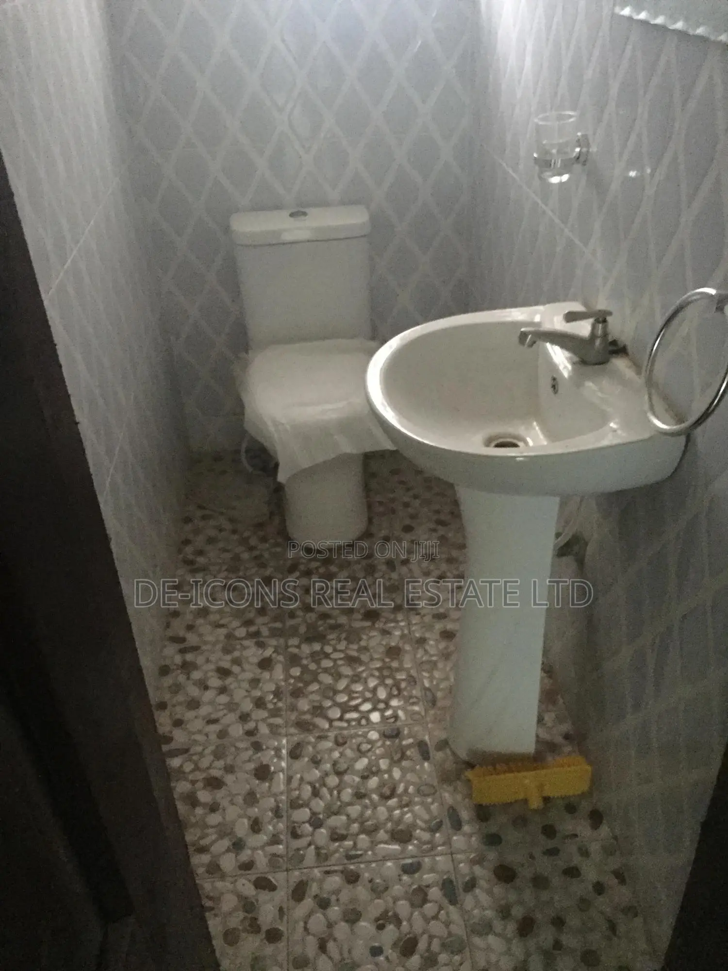 2bdrm Duplex in De-Icons Real, Awutu Senya East Municipal for rent