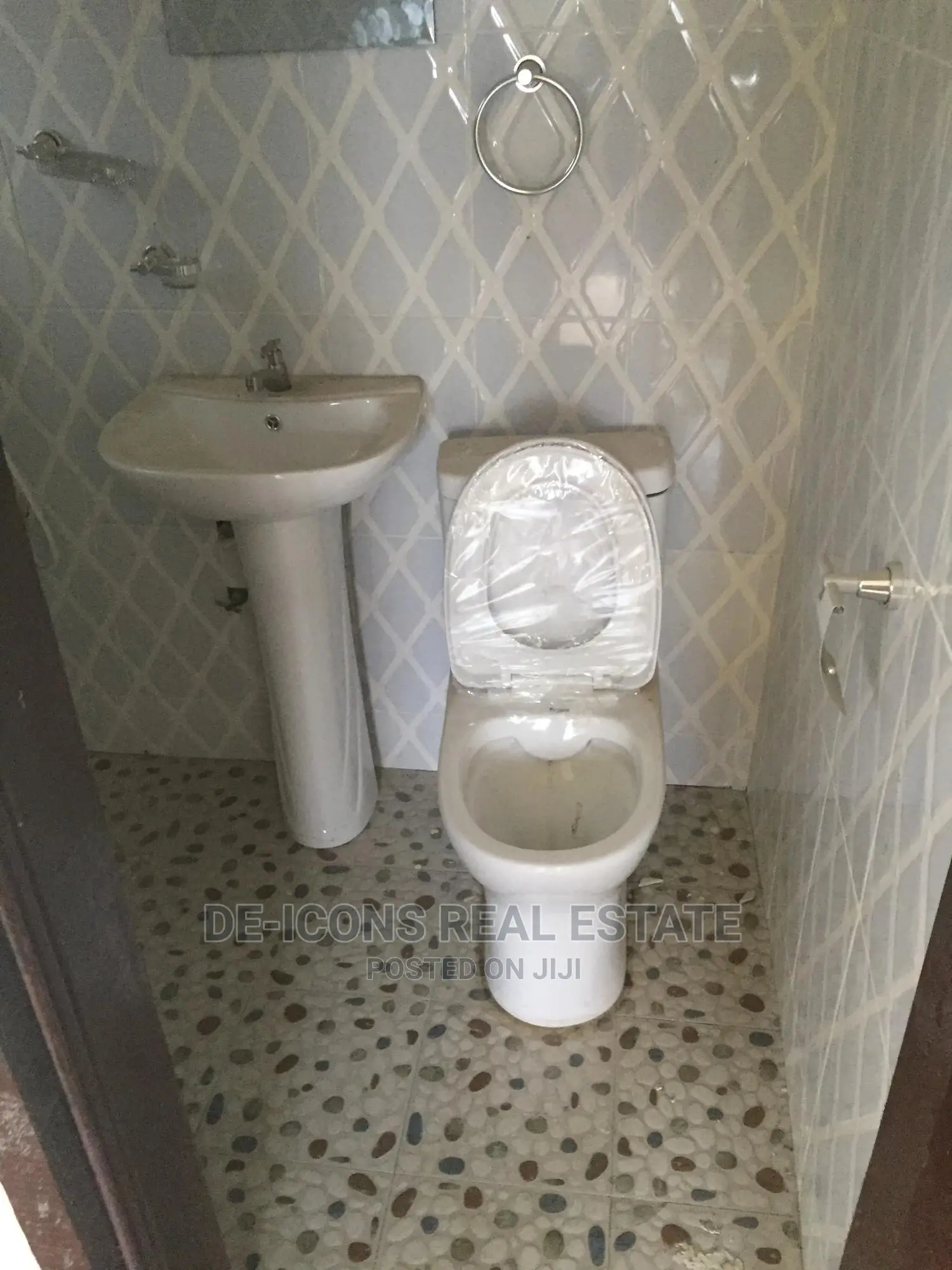 2bdrm Duplex in De-Icons Real, Awutu Senya East Municipal for rent