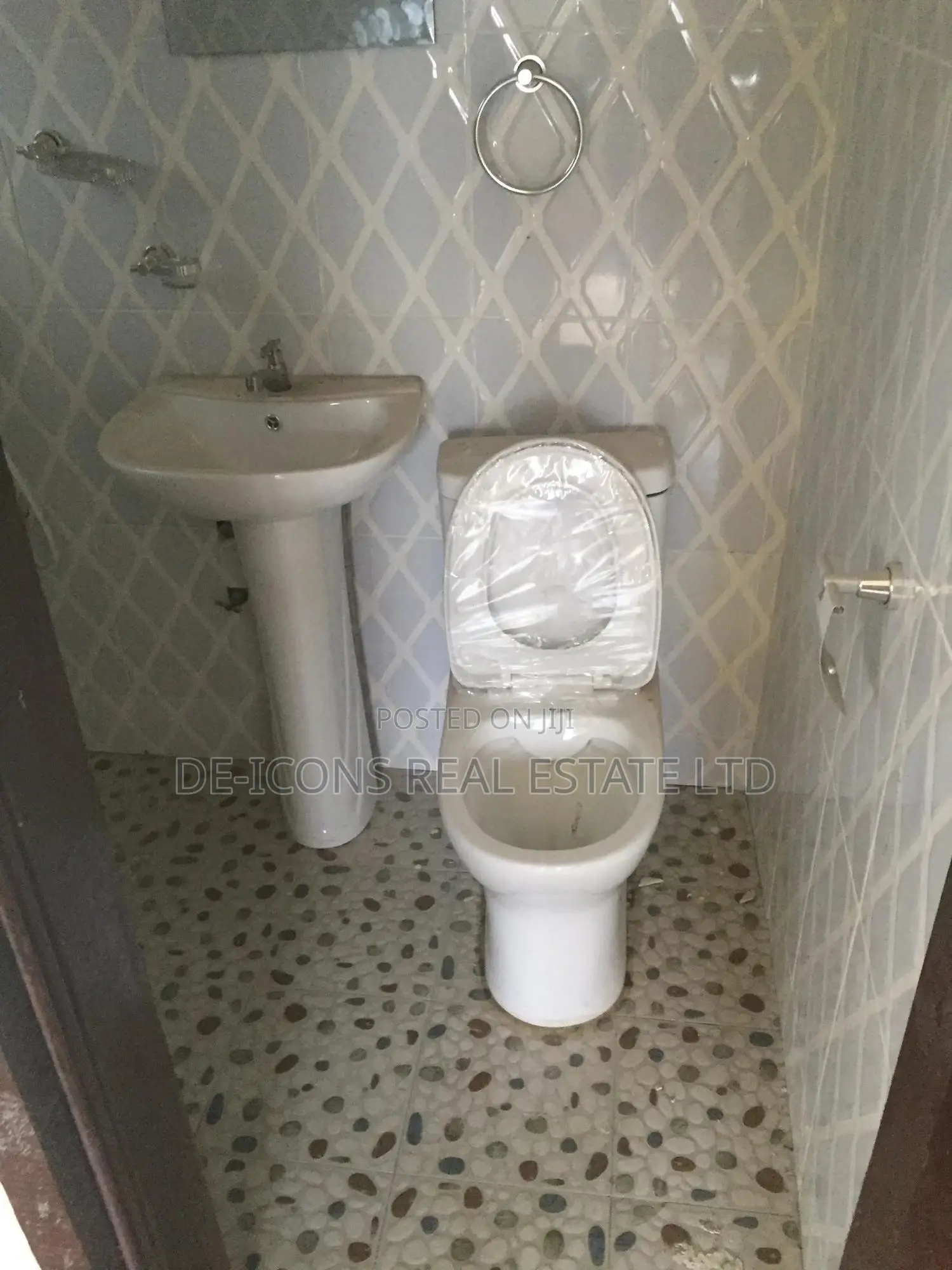 2bdrm Duplex in De-Icons Real, Awutu Senya East Municipal for rent