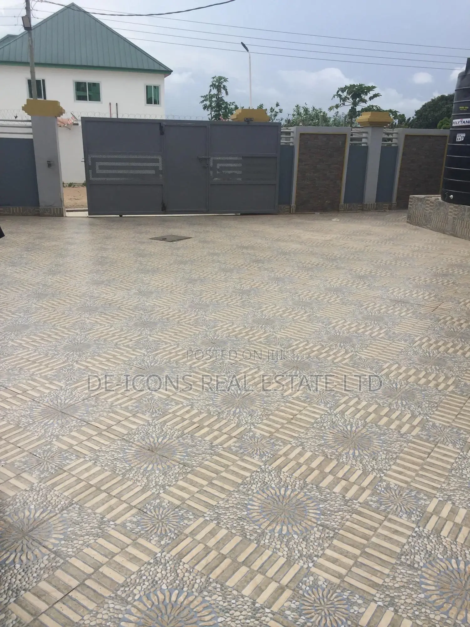 2bdrm Duplex in De-Icons Real, Awutu Senya East Municipal for rent