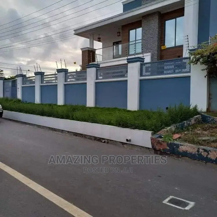 5bdrm House in Spintex Community for Sale