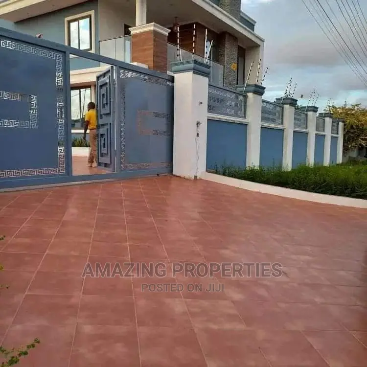 5bdrm House in Spintex Community for Sale