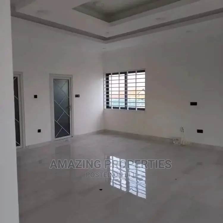 5bdrm House in Spintex Community for Sale