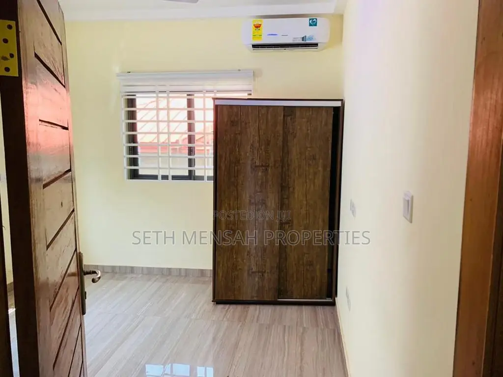 5bdrm House in Skm, School Junction for Sale