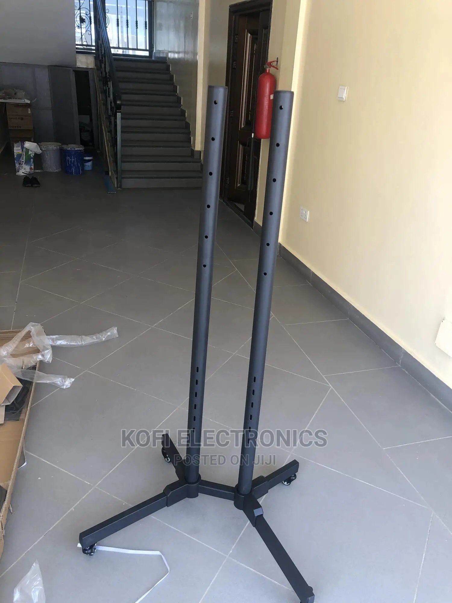 Sleek TV Stand/Tv Trolley for 37′′-70′′ TV