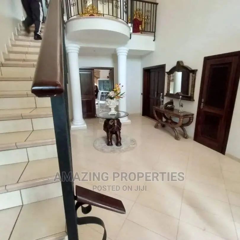 5bdrm House in 5 Bed House With a 3, East Legon for Sale