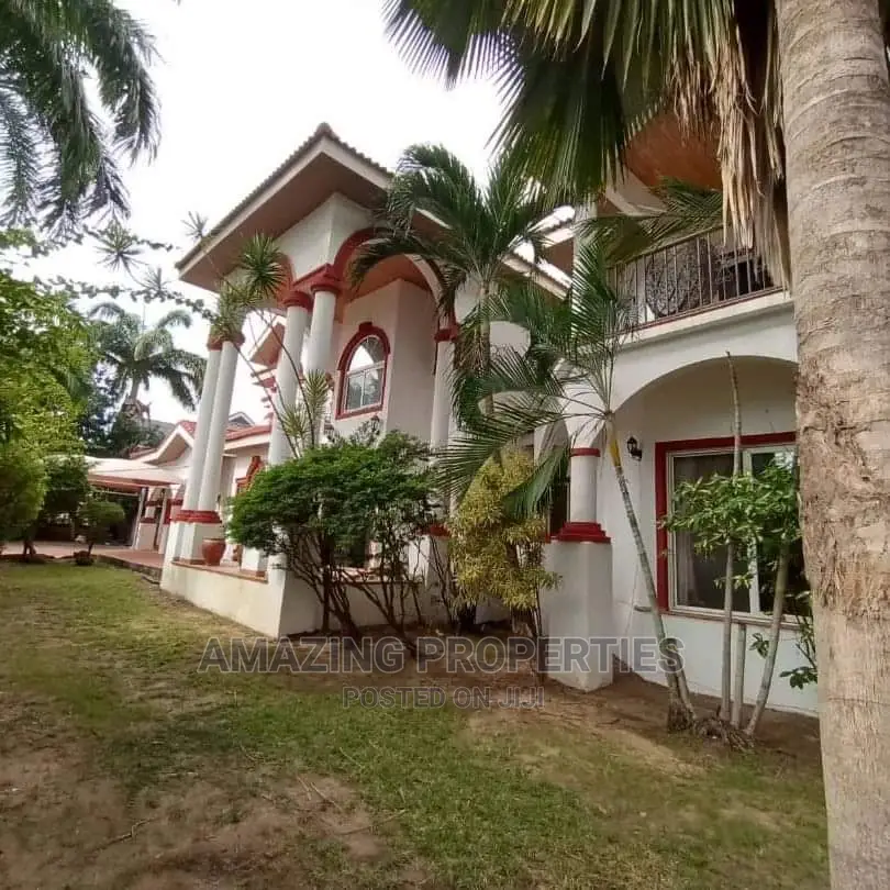 5bdrm House in 5 Bed House With a 3, East Legon for Sale