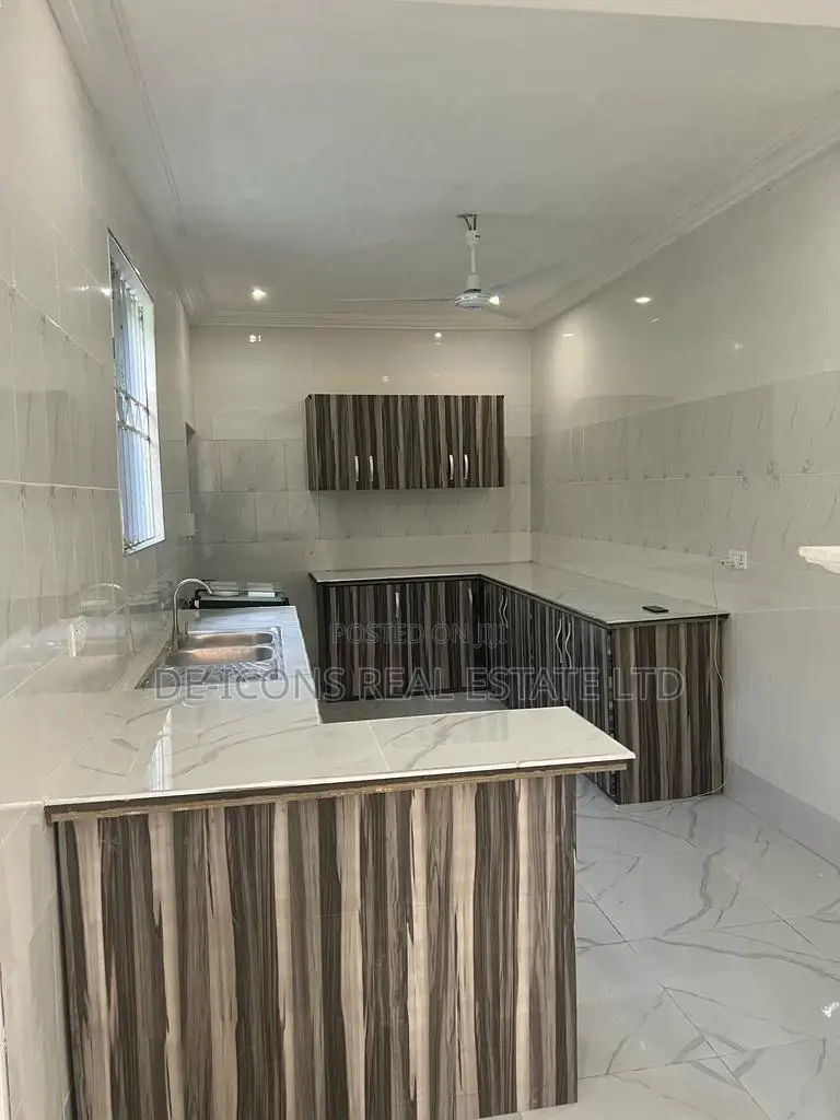 3bdrm Mansion in De-Icons Real Estate, Awutu Senya East Municipal