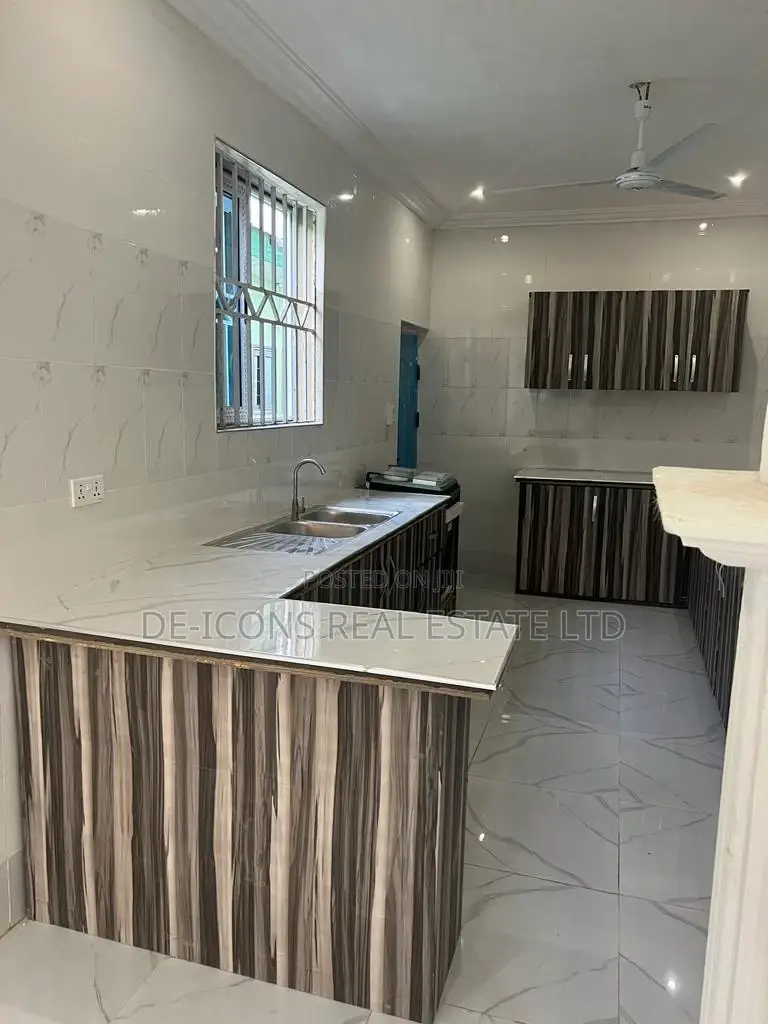 3bdrm Mansion in De-Icons Real Estate, Awutu Senya East Municipal