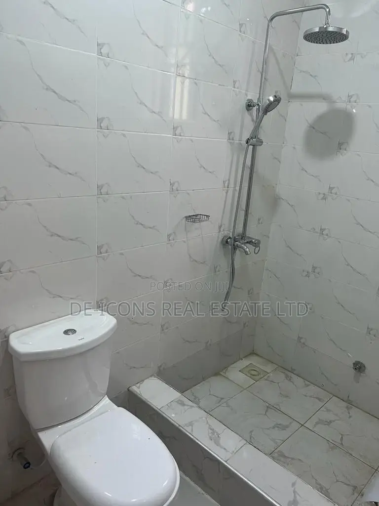 3bdrm Mansion in De-Icons Real Estate, Awutu Senya East Municipal