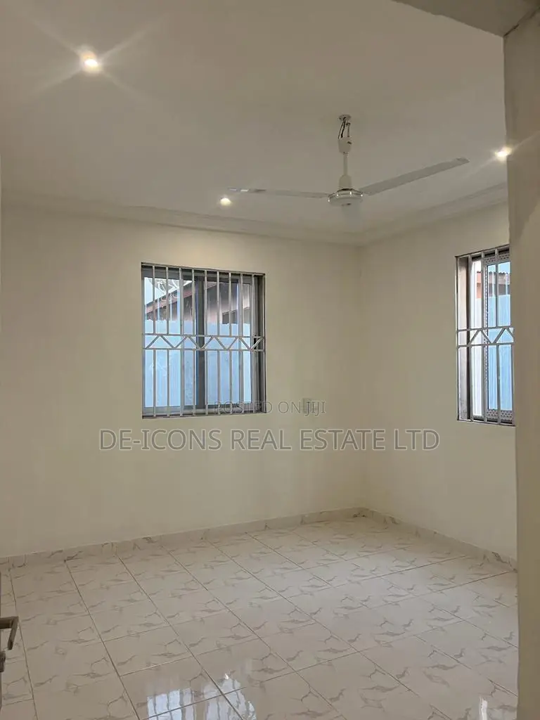3bdrm Mansion in De-Icons Real Estate, Awutu Senya East Municipal