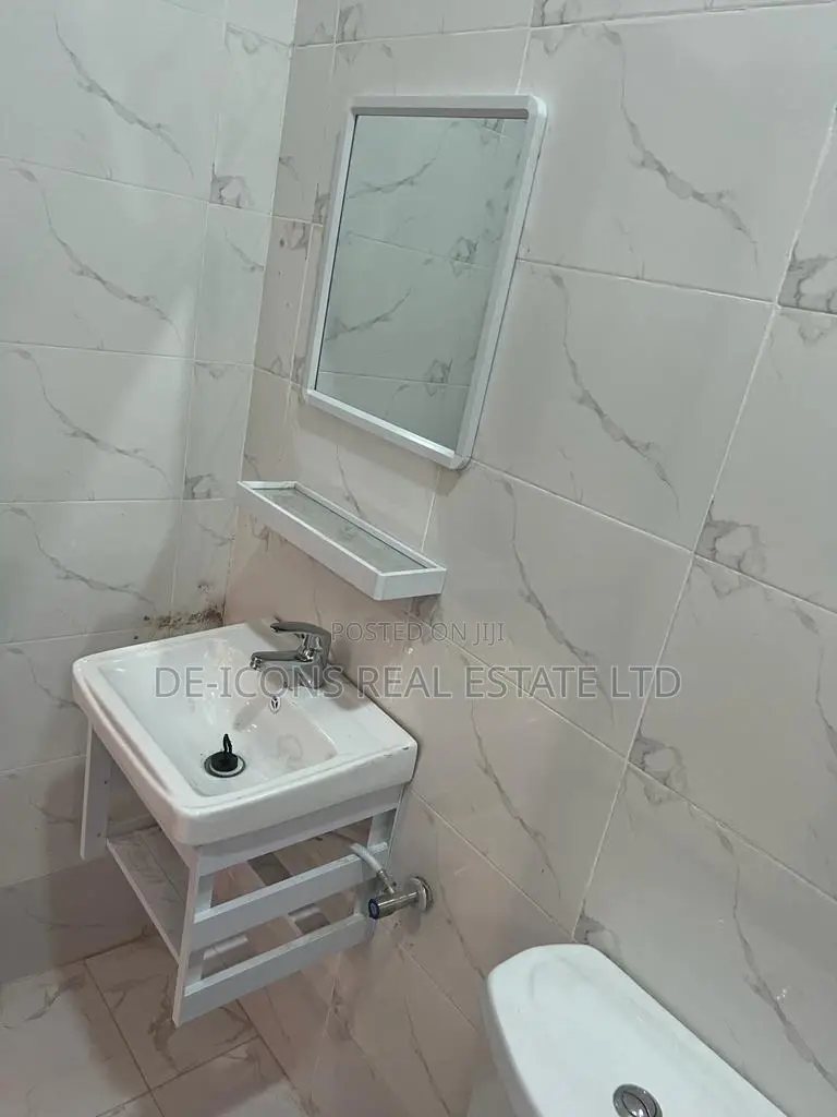 3bdrm Mansion in De-Icons Real Estate, Awutu Senya East Municipal