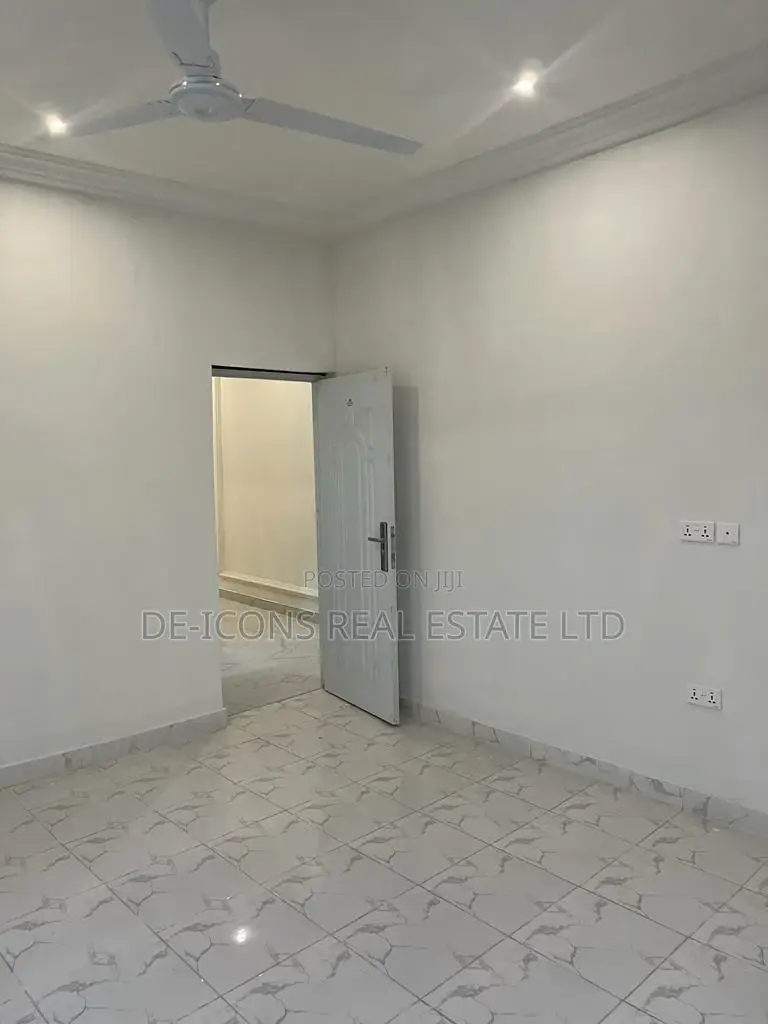 3bdrm Mansion in De-Icons Real Estate, Awutu Senya East Municipal