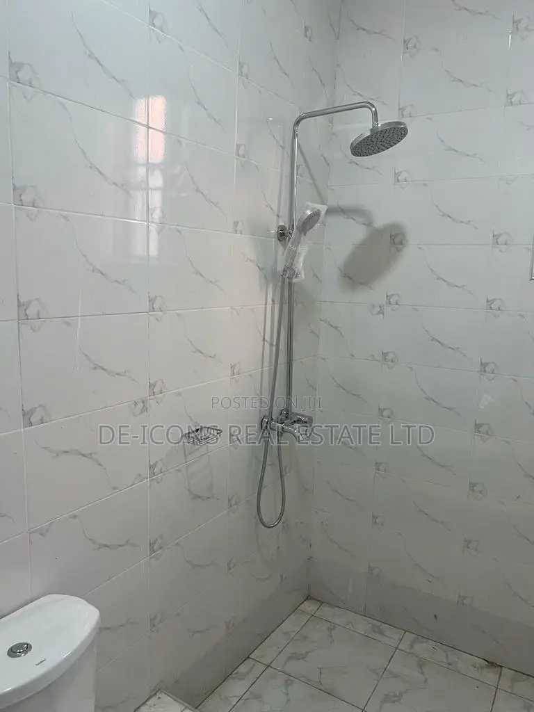 3bdrm Mansion in De-Icons Real Estate, Awutu Senya East Municipal