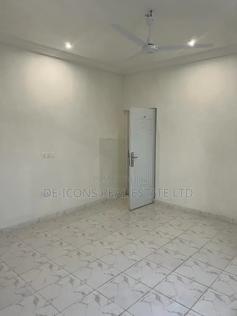 3bdrm Mansion in De-Icons Real Estate, Awutu Senya East Municipal